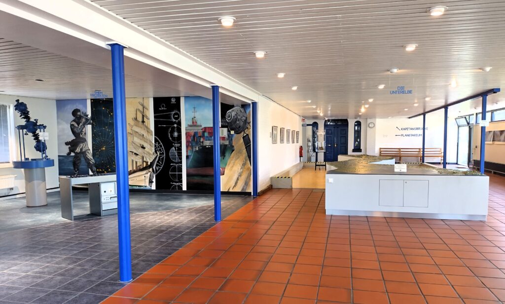 Auf unserer großzügigen Ausstellungsfläche im Foyer des Hauses präsentieren wir Ihnen ehemalige Lehrmittel, historische und moderne Seekarten sowie nautische (Navigations)Instrumente.