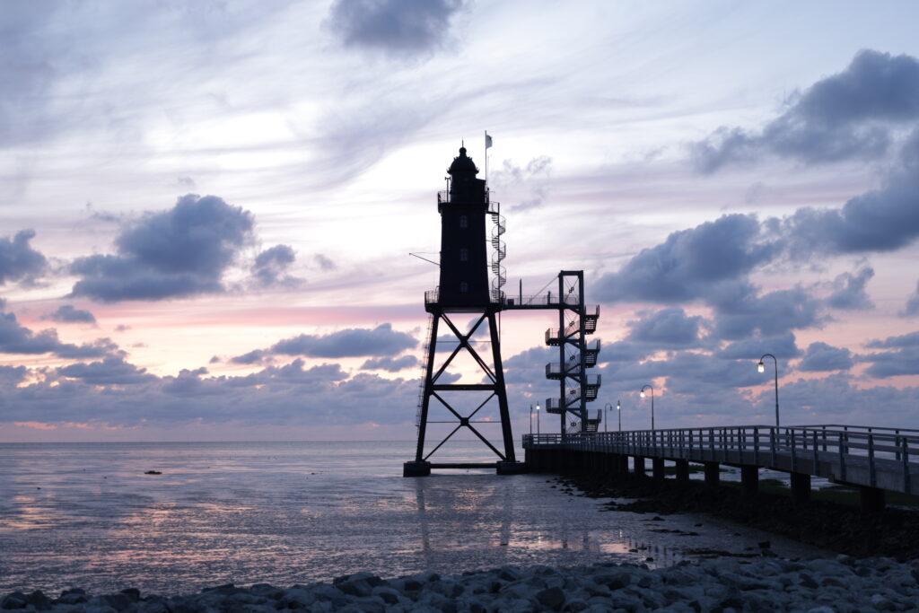 Der Förderverein Leuchtturmdenkmal Obereversand e.V. und die Kurverwaltung Wurster Nordseeküste laden herzlich zum 15. Leuchtturmfest Obereversand ein.